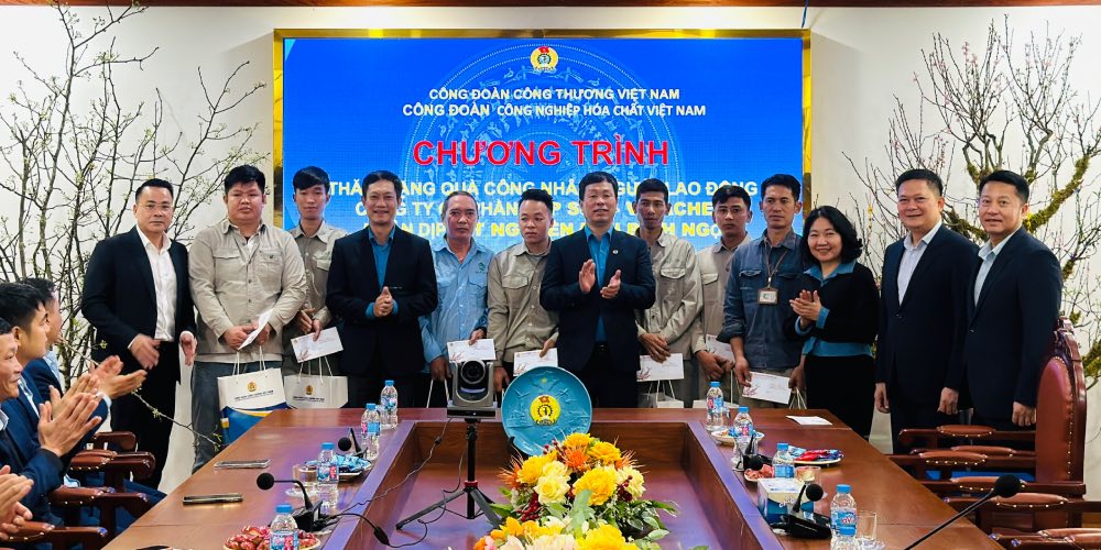 Mr. Le An Hai - Member of the Presidium of the Vietnam General Confederation of Labour, Chairman of the Vietnam Industry and Trade Union (4th from the left) presents Tet gifts to union members and workers. Photo: Thuy Linh
