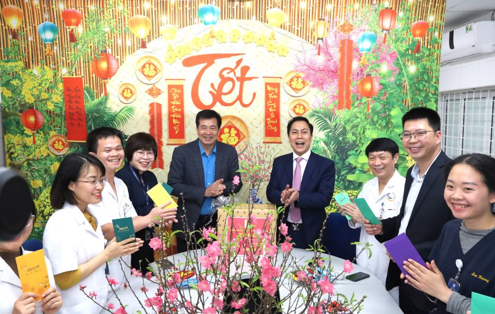 Đồng chí Phạm Hoài Phương - Chủ tịch Công đoàn Xây dựng Việt Nam và đồng chí Bùi Sỹ Tuấn Anh – Bí thư Đảng ủy, Giám đốc Bệnh viện Giao thông vận tải chia vui cùng kíp trực đêm giao thừa. Ảnh: CĐXDVN