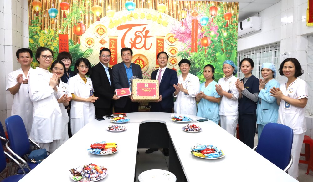 Comrade Pham Hoai Phuong, Chairman of the Vietnam Construction Trade Union, presents gifts to doctors, nurses, and workers on New Year's Eve of the Lunar New Year Binh Ngo 2026 at the Transport Hospital. Photo: Van Quyet