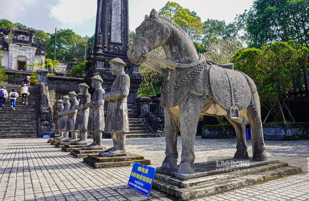 Ngựa đá phía trước lăng vua Khải Định. Ảnh: Nguyễn Luân
