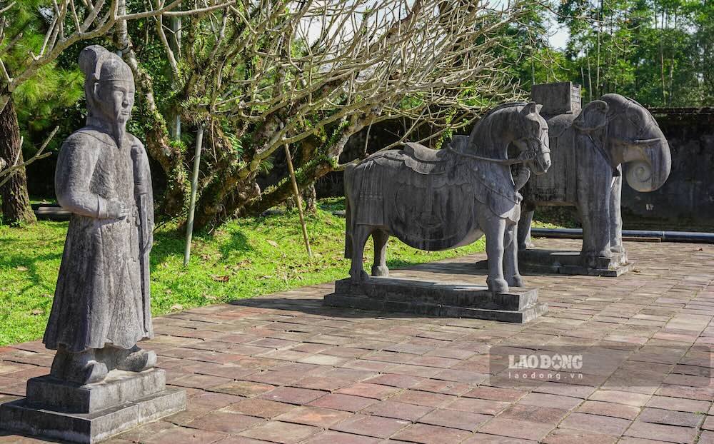 Ngựa đá ở lăng vua Minh Mạng. Ảnh: Nguyễn Luân