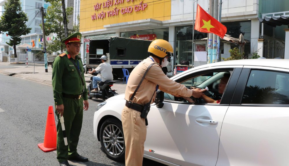 Từ 10 sáng ngày Mùng 1 Tết, lực lượng Cảnh sát giao đã đồng loạt ra quân tổng kiểm tra, xử lý vi phạm về nồng độ cồn trên phạm vi toàn tỉnh An Giang. Ảnh: Tiến Dũng