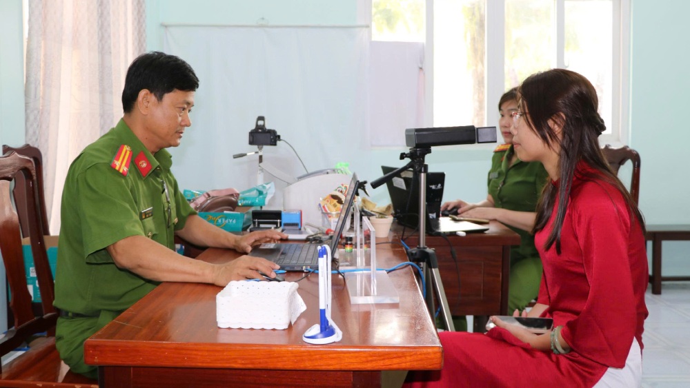 The Administrative Management Police force for Social Order of An Giang Provincial Police receives dossiers and issues Citizen Identification cards to people right from the 1st day of Tet. Photo: Tien Dung