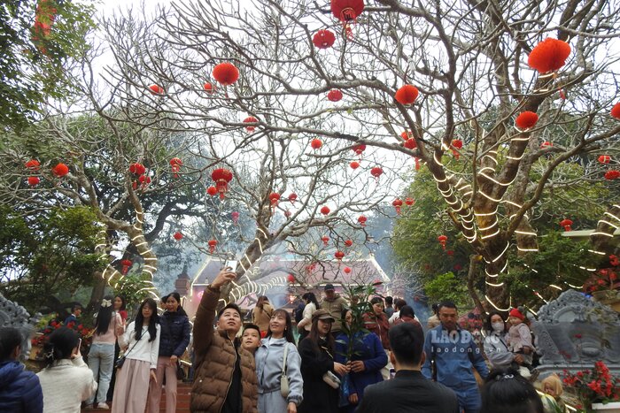 Đường lên chùa Bắc Nga đông nghịt. Ảnh: Tô Công.