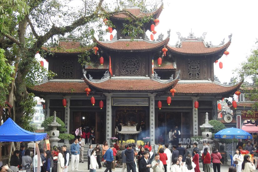 Thanh Pagoda in Lang Son is crowded with people and tourists coming to worship at the beginning of spring. Photo: To Cong.