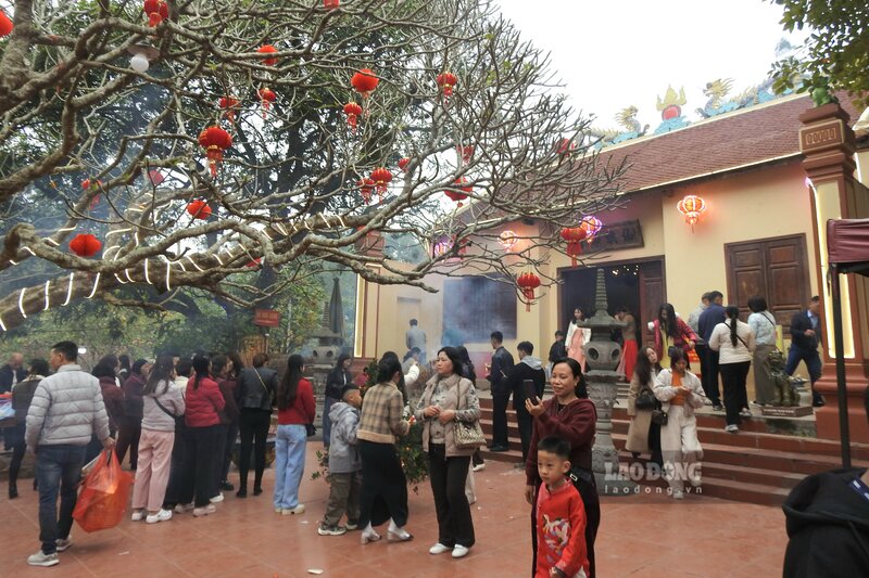 Chùa Bắc Nga luôn đông nghịt người đến chiêm bái đầu năm. Ảnh: Tô Công.