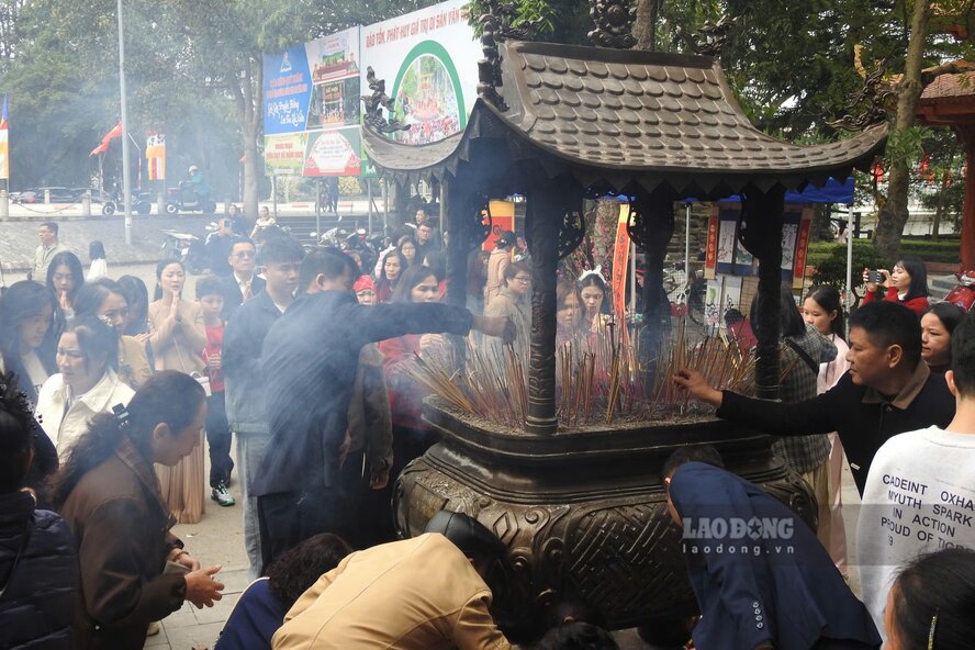 Hương khói nghi ngút ngày đầu năm mới. Ảnh: Tô Công.