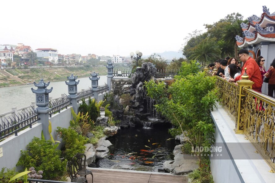 Chùa Thành nằm bên dòng sông Kỳ Cùng thơ mộng. Ảnh: Tô Công.