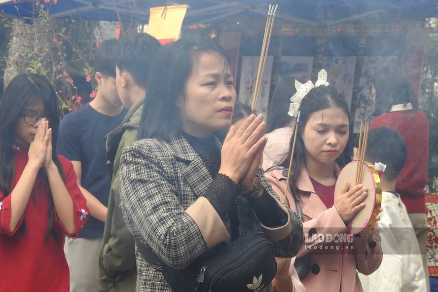 Người dân thành kính dâng hương, hoa, lễ vật 