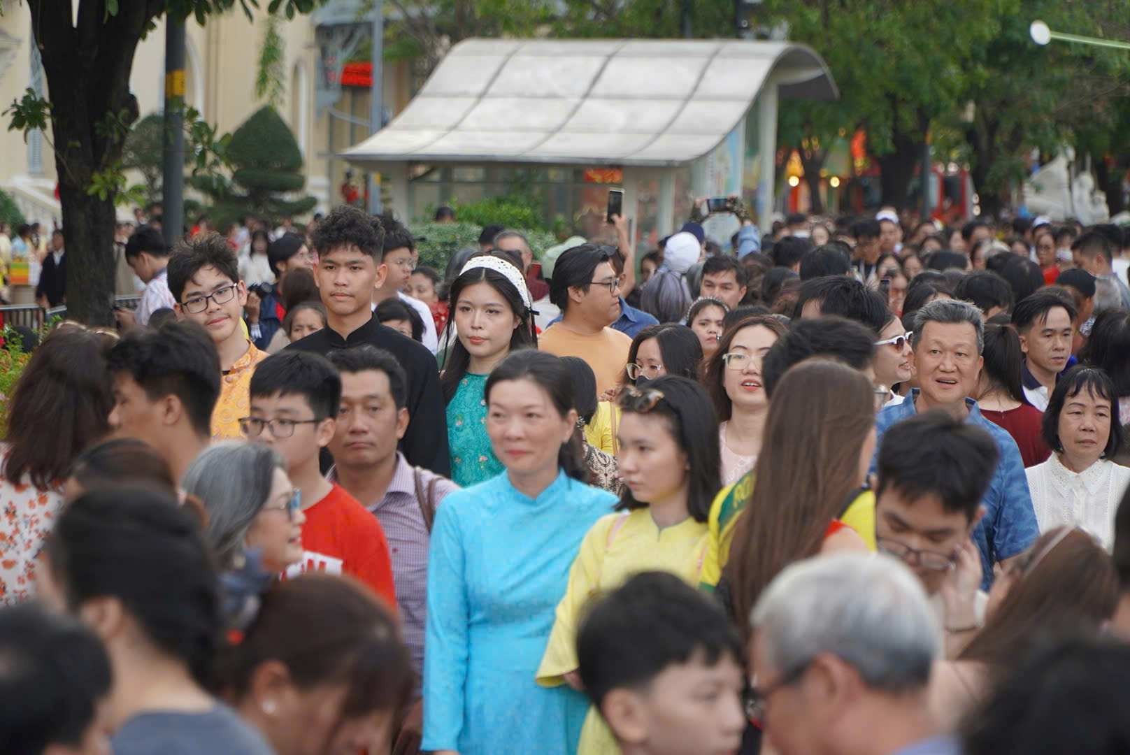 Đông đúc người dân và du khách tham quan đường hoa Nguyễn Huệ ngày mùng 1 Tết. Ảnh: Chân Phúc