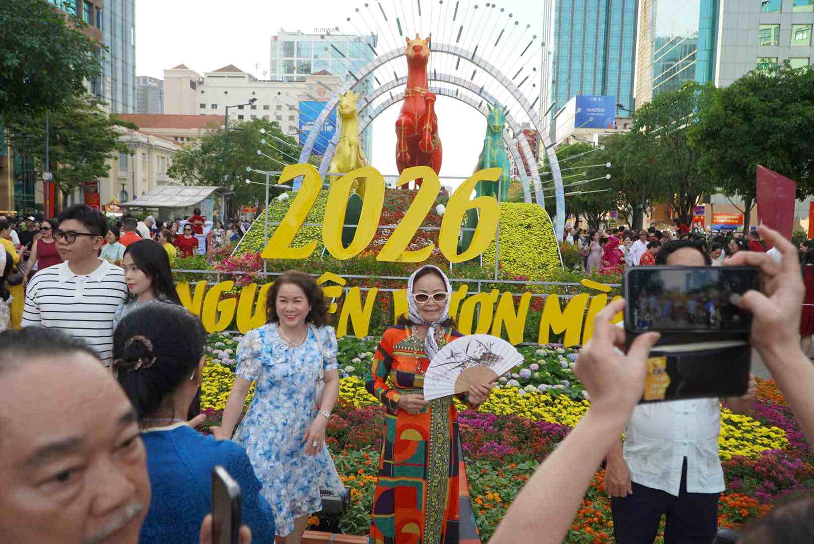 Các lối đi trong đường hoa đều đông đúc người dân tới dạo chơi trong ngày đầu năm mới. Ảnh: Chân Phúc