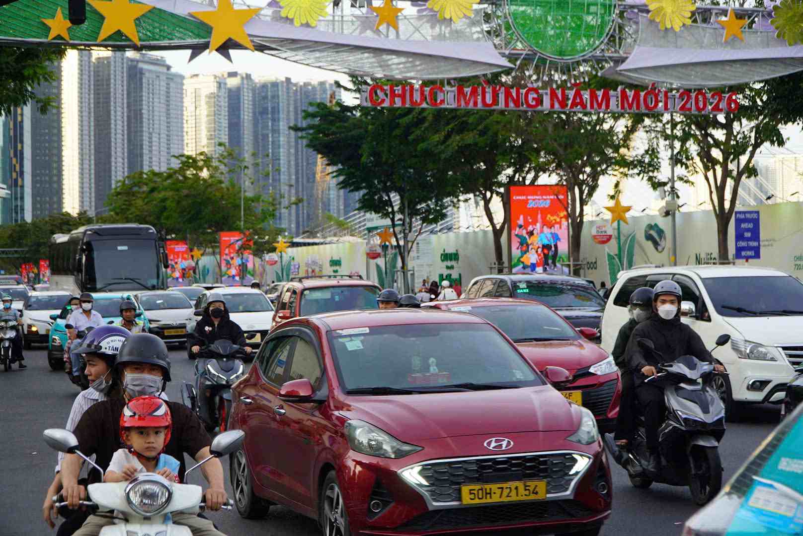 Lượng khách đổ về trung tâm đông đúc nên các phương tiện di chuyển chậm, ùn ứ nhẹ. Ảnh: Chân Phúc