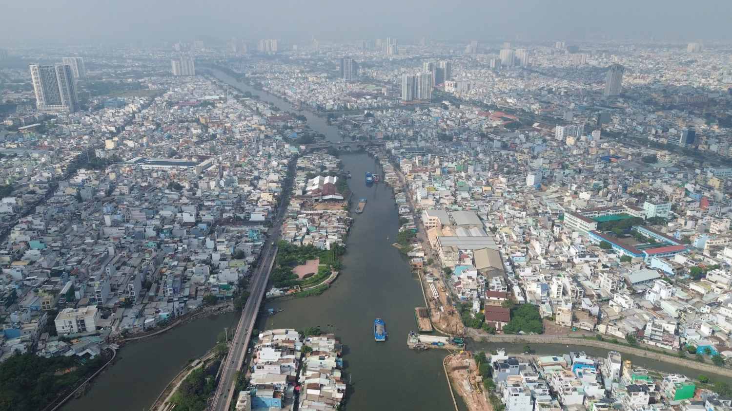 Bờ Bắc kênh Đôi đang được cải tạo.  Ảnh: Anh Tú