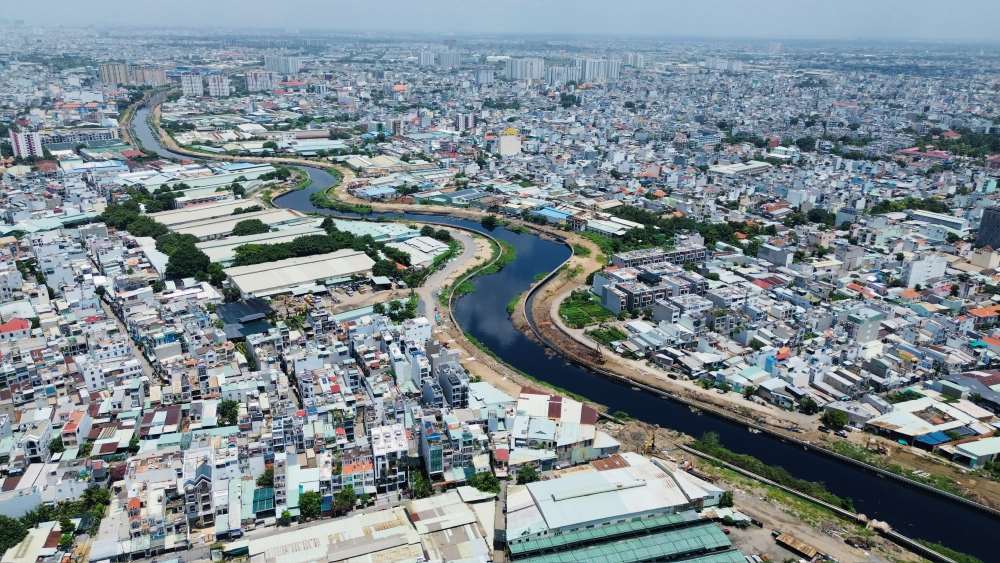 Kênh Tham Lương - Bến Cát đang được nạo vét, làm đường hai bên.  Ảnh: Anh Tú