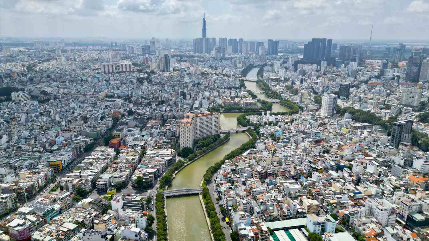 Kênh Nhiêu Lộc - Thị Nghè sau chỉnh trang giúp thay đổi diện mạo TPHCM.  Ảnh: Anh Tú