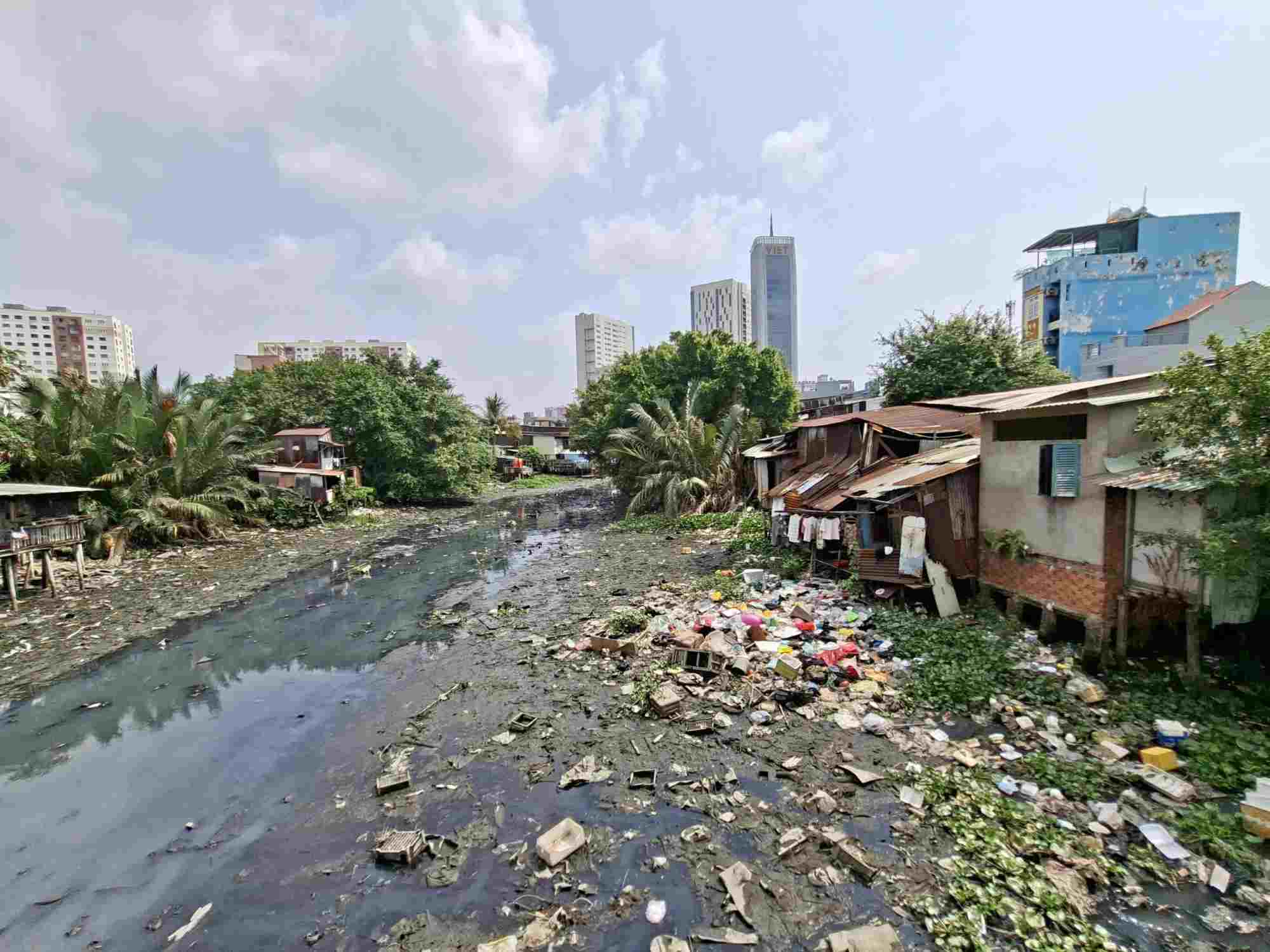 Rạch Xuyên Tâm hiện ô nhiễm.  Ảnh: Minh Quân