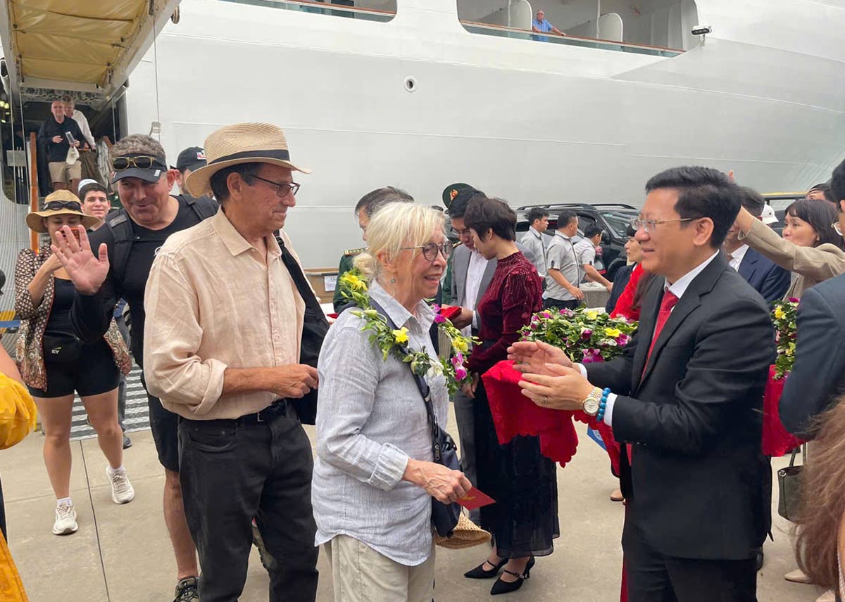 Welcoming international cruise tourists at Ha Long International Passenger Port, Bai Chay ward, Quang Ninh province. Photo: Doan Hung