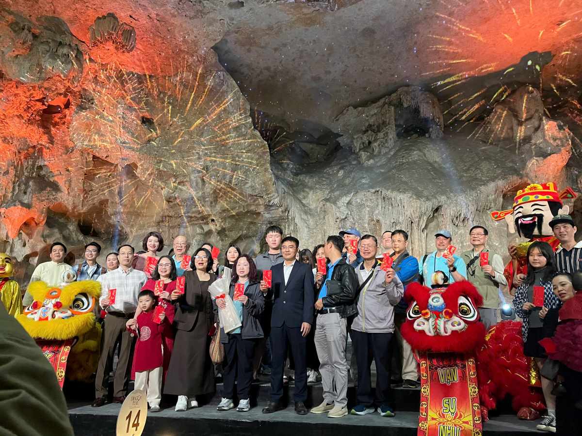 Đoàn du khách nước ngoài sau khi tham quan vịnh Hạ Long đã ghé thăm hang Ngọc Rồng, phường Cẩm Phả, tỉnh Quảng Ninh trong ngày mùng 1 Tết. Ảnh: Nguyễn Hùng