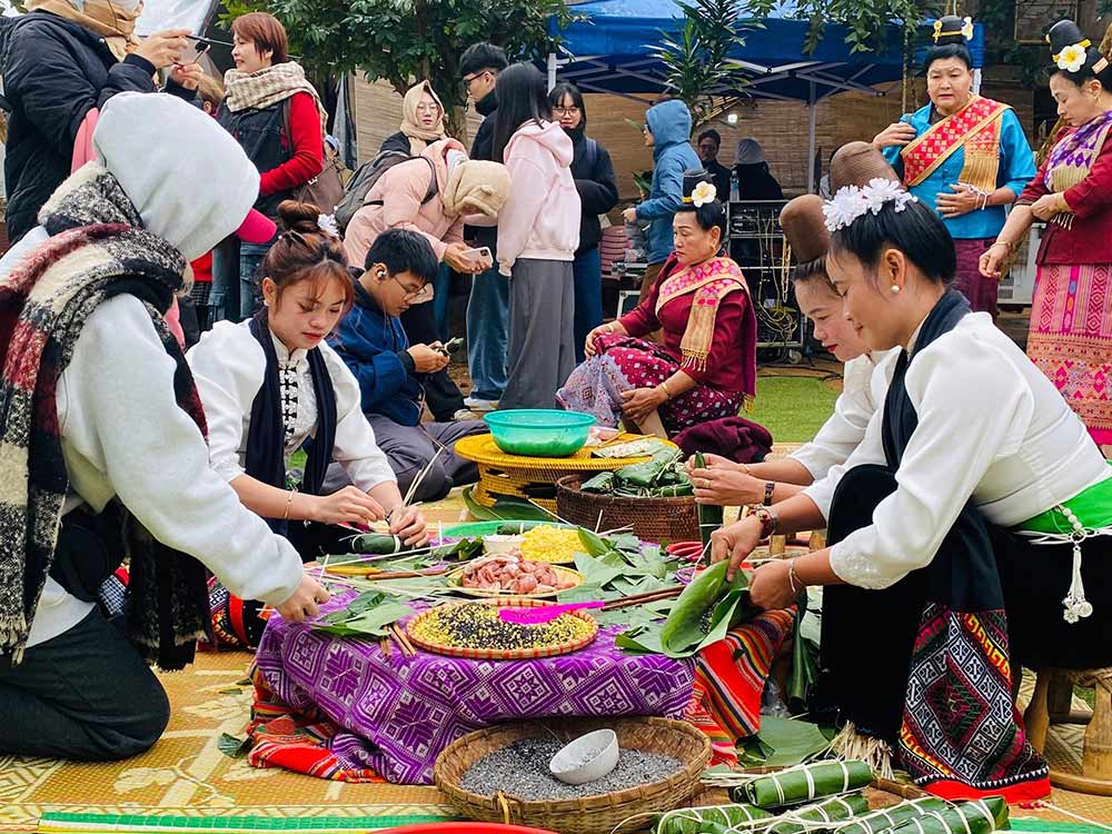 Những hoạt động văn hóa thú vị của cộng đồng các dân tộc chờ đón du khách dịp Tết. Ảnh: Làng Văn hóa - Du lịch các dân tộc Việt Nam