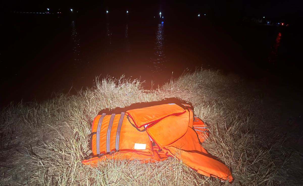 Áo phao được lực lượng chức năng đem đến hiện trường tìm kiếm 2 người mất tích. Ảnh: Duy Tuấn