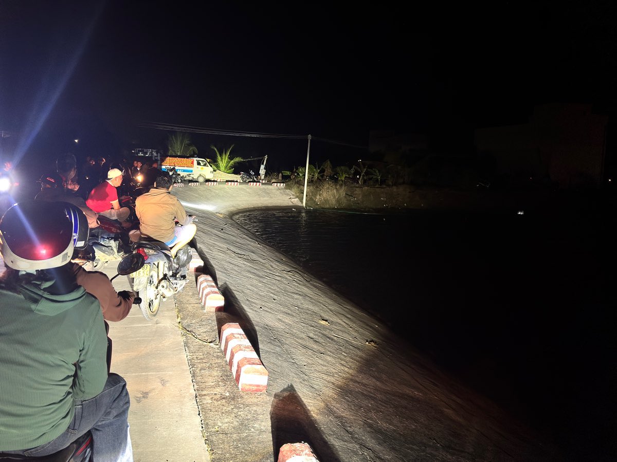 Rất đông người dân đến theo dõi vụ việc. Ảnh: Duy Tuấn