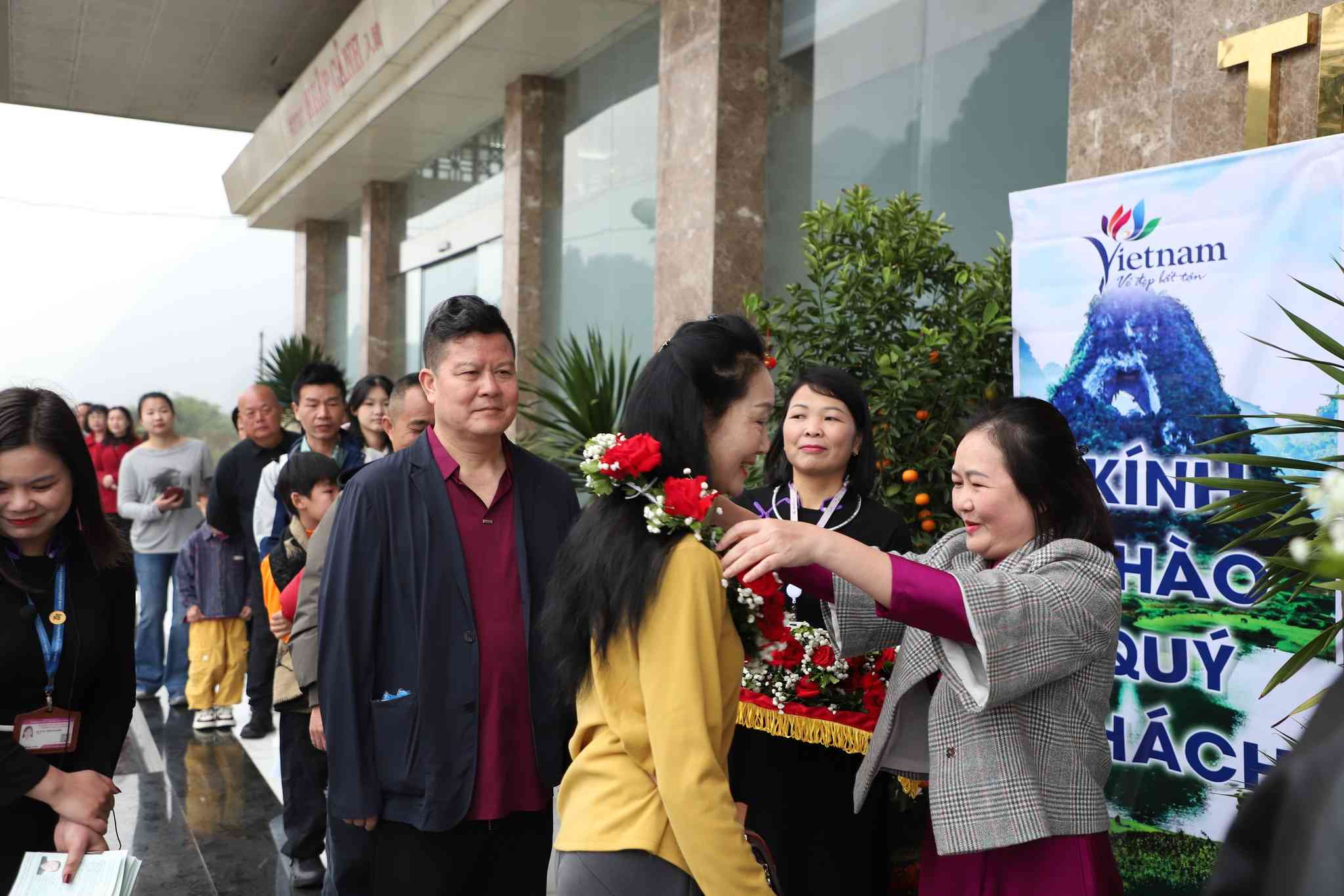 文化スポーツ観光局のリーダーが観光客に贈り物と花を贈呈。写真:ホアイ・ナム