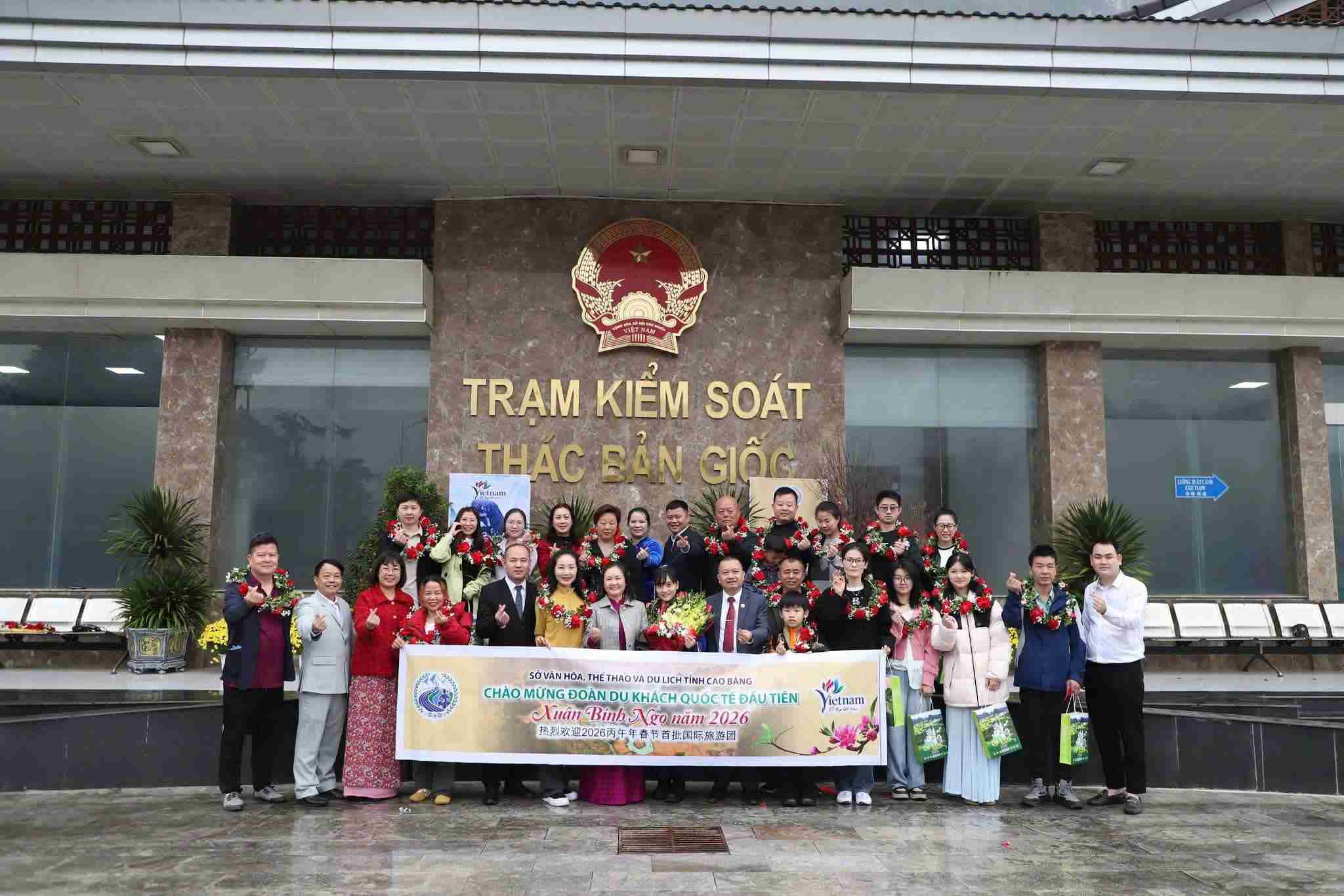 Đoàn du khách quốc tế “xông đất” du lịch Cao Bằng. Ảnh: Hoài Nam