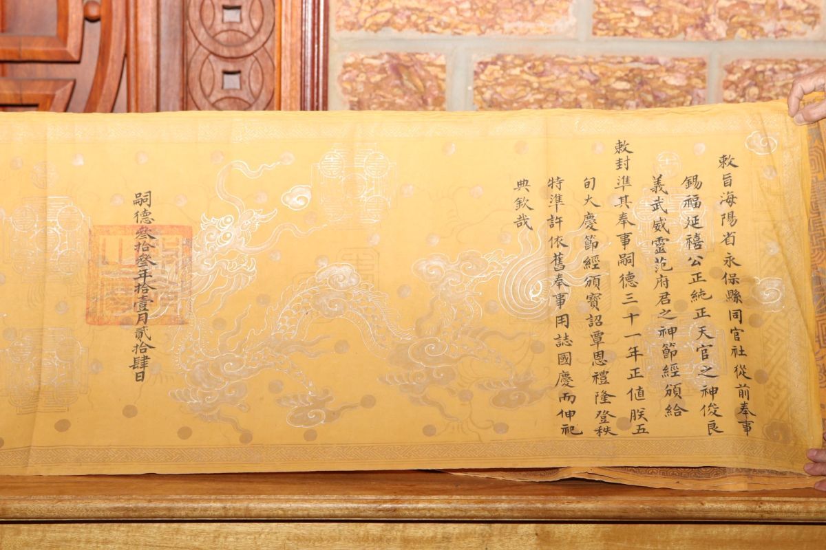 Bản sắc phong hàng trăm năm hiện còn lưu giữ tại đình Đồng Quan. Ảnh: Việt Cường