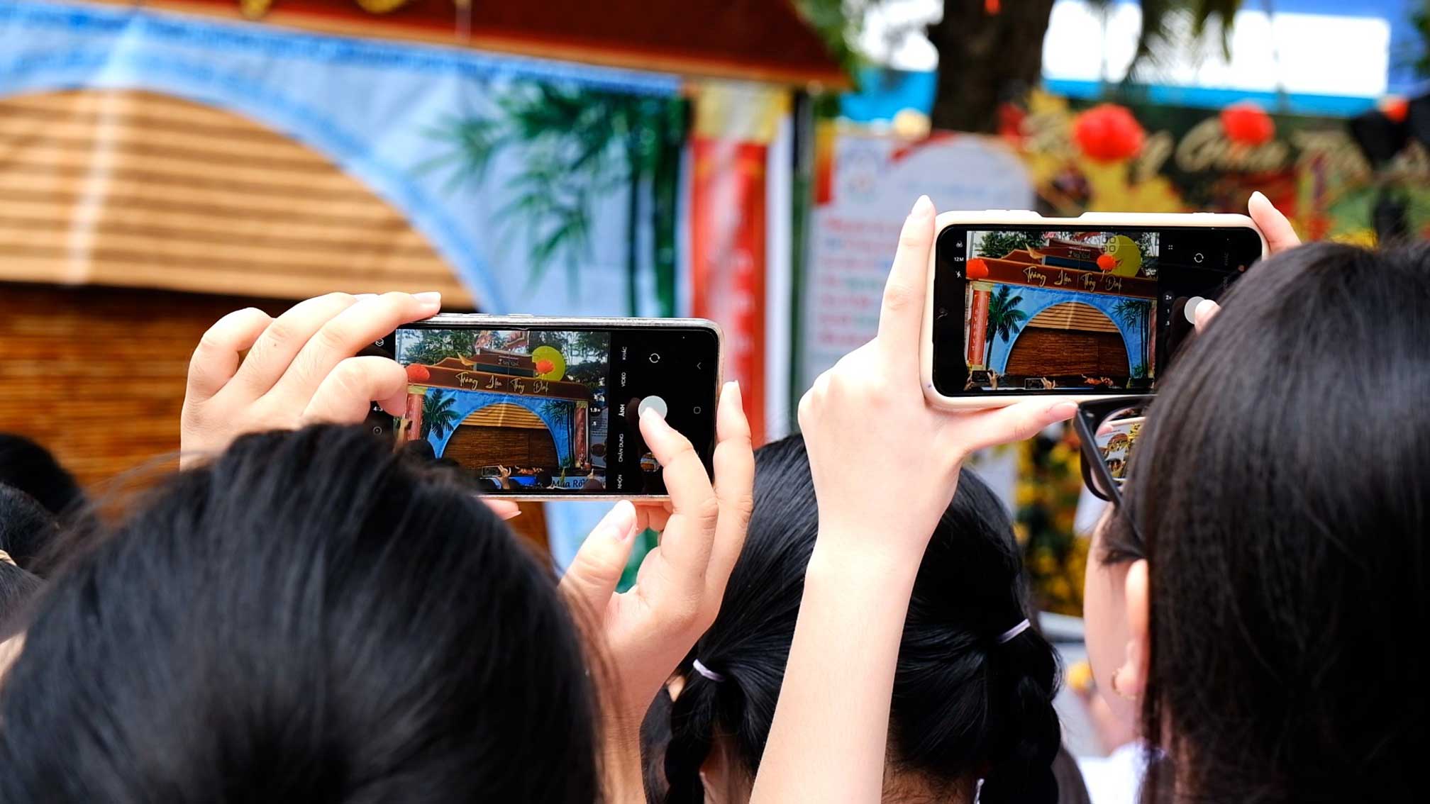 Nhiều người hào hứng dùng điện thoại để ghi lại các vở diễn. Ảnh: Mỹ Ly