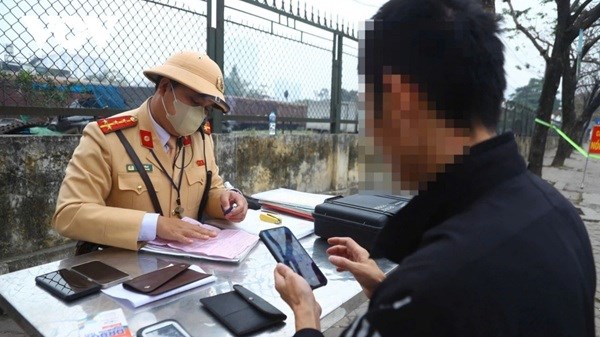 Traffic police make a record of the violator. Photo: Van Ngan