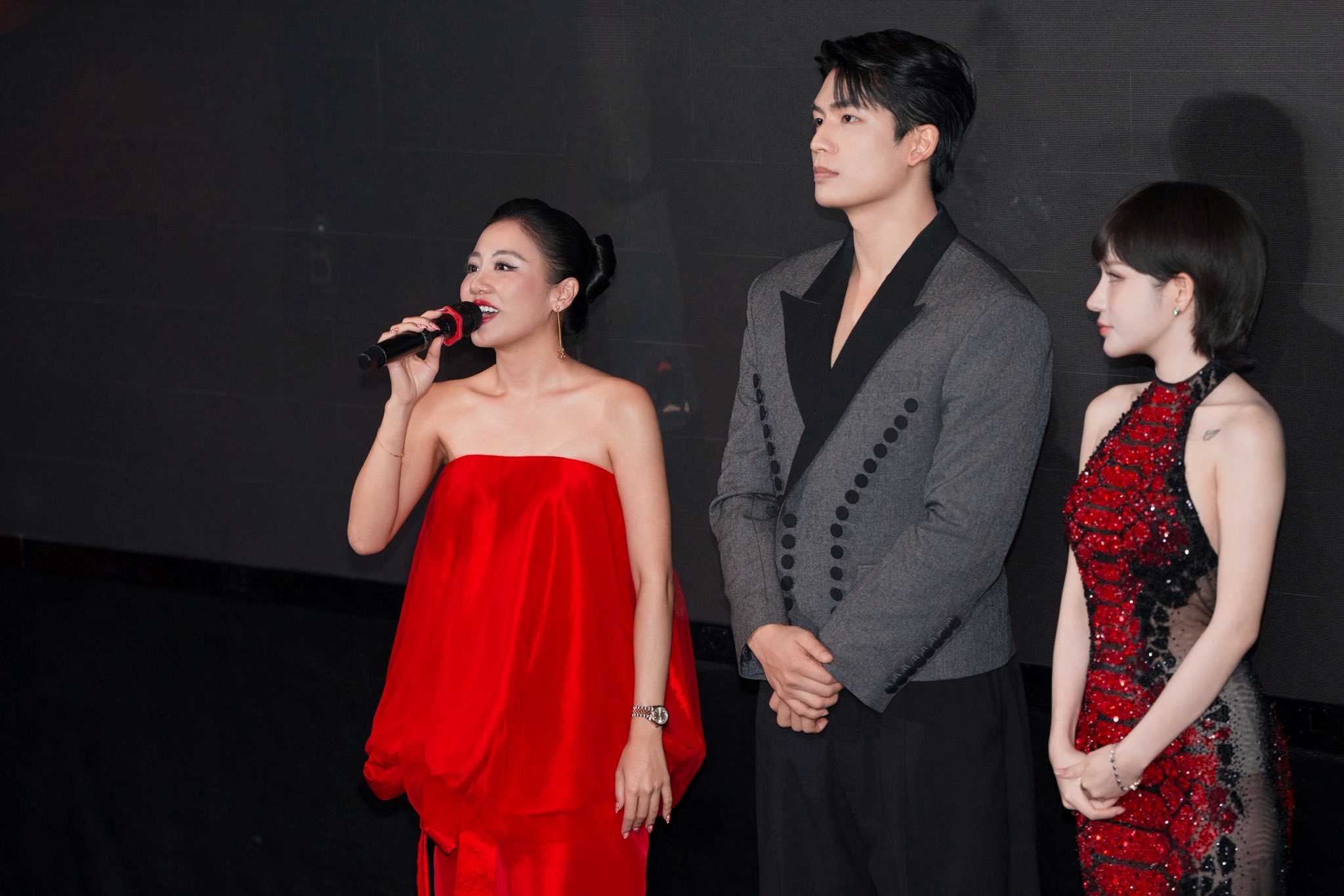 Ca sĩ Văn Mai Hương cùng dàn cast phim Thỏ ơi. Ảnh: NVCC