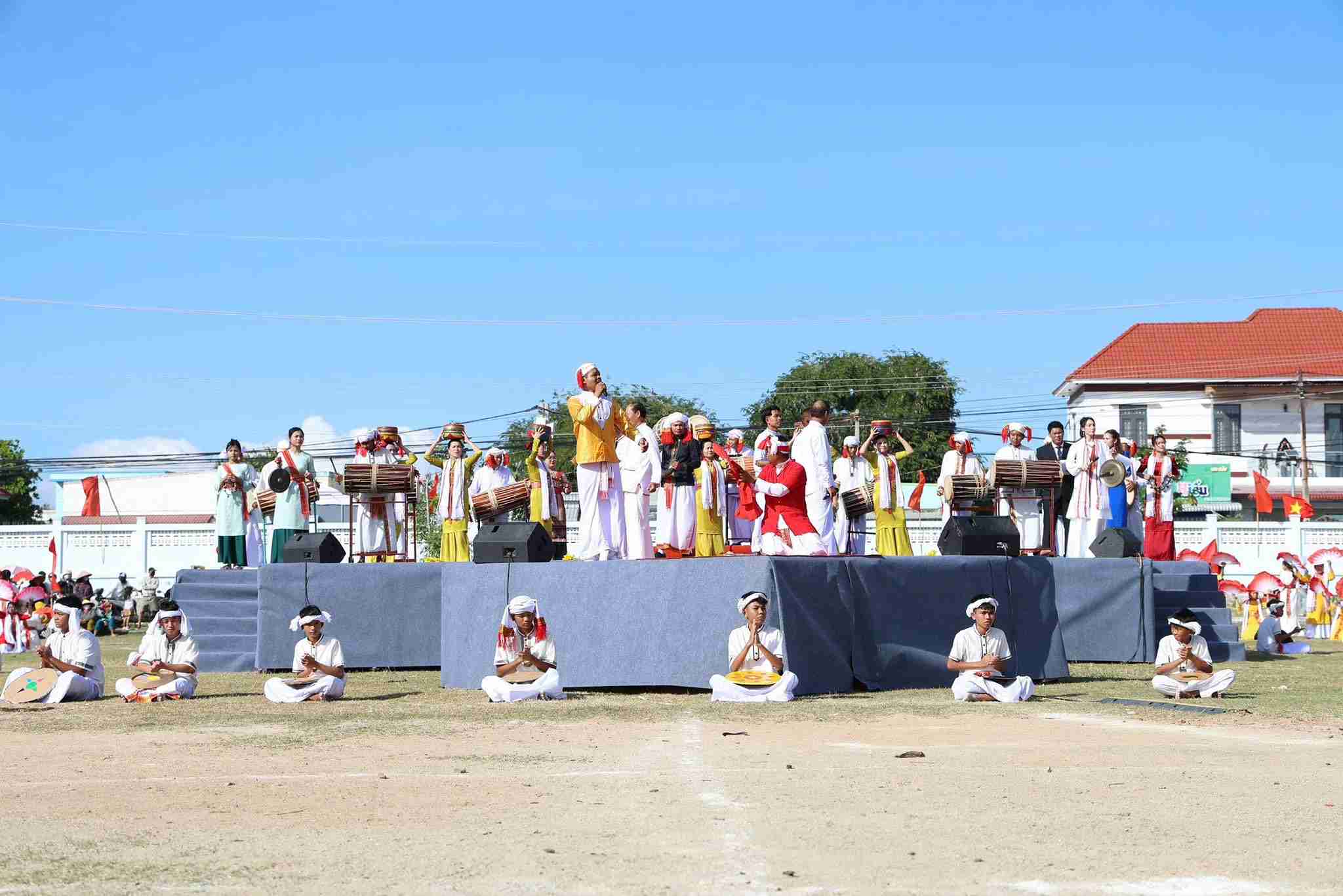 Hình ảnh tại chương trình đồng diễn múa sân chào mừng Tết Ramưwan năm 2026. Ảnh: Huy Vũ