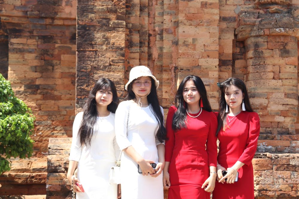 Du khách chụp ảnh lưu niệm tại di tích Tháp Bà Ponagar. Ảnh: Phương Linh