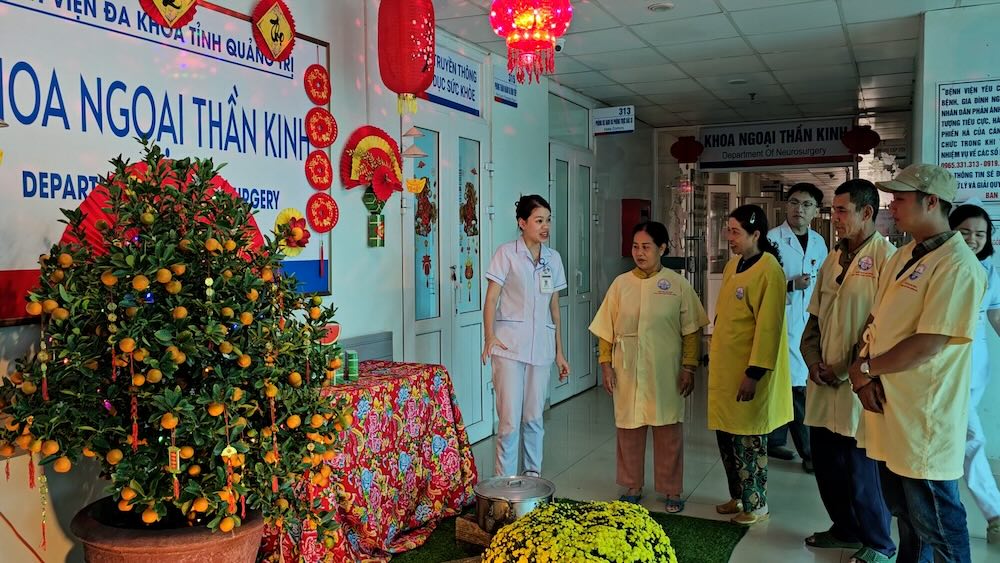 Celebrating Tet in the hospital, patients are surprised by something special. Photo: Nguyen Luan