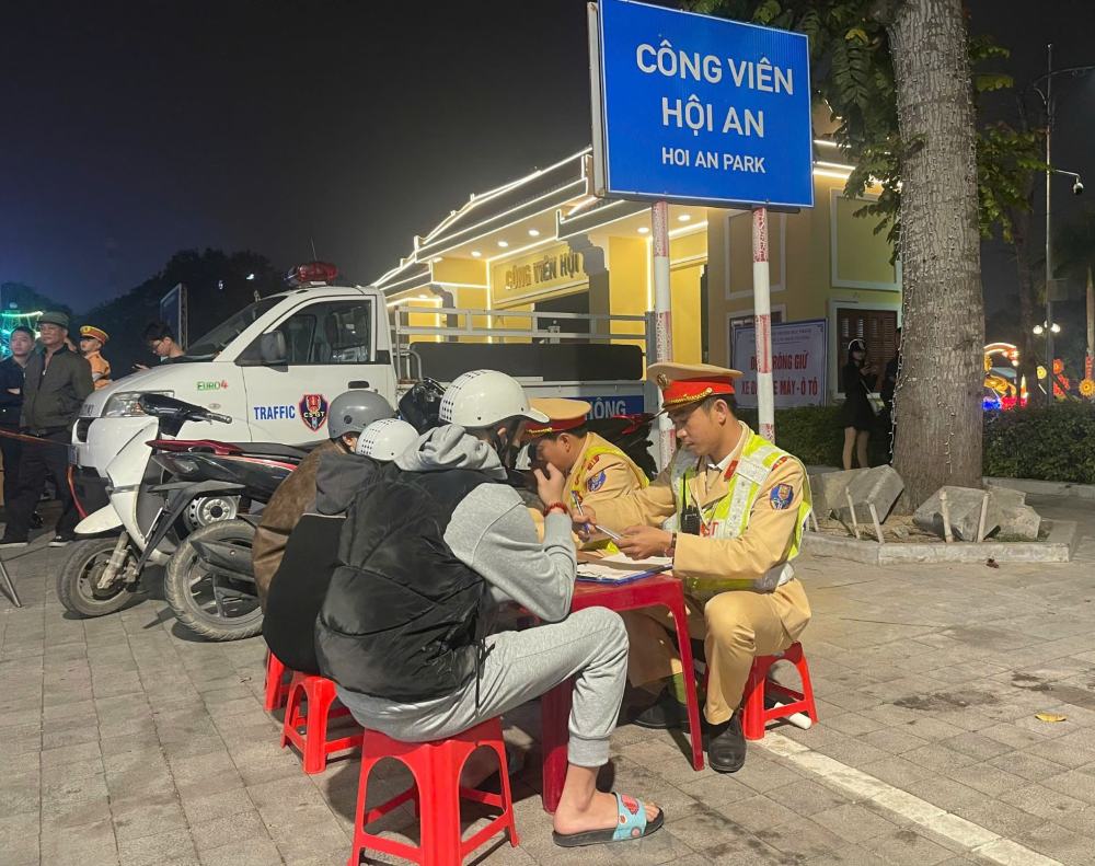 Lập biên bản đối với các trường hợp vi phạm. Ảnh: Công an Thanh Hóa