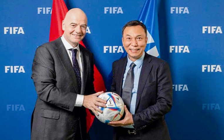FIFA President Gianni Infantino (left) and Vietnam Football Federation President Tran Quoc Tuan. Photo: VFF