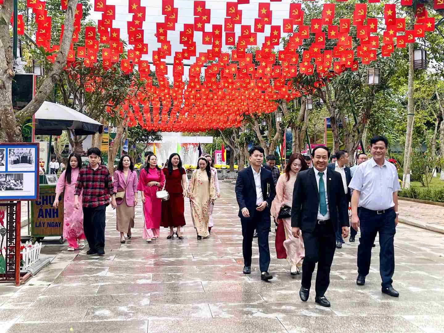 Tens of thousands of people from all over the country pilgrimage to the Kim Lien Special National Relic Site on the first day of the new year Binh Ngo 2026. Photo: Ngoc Anh