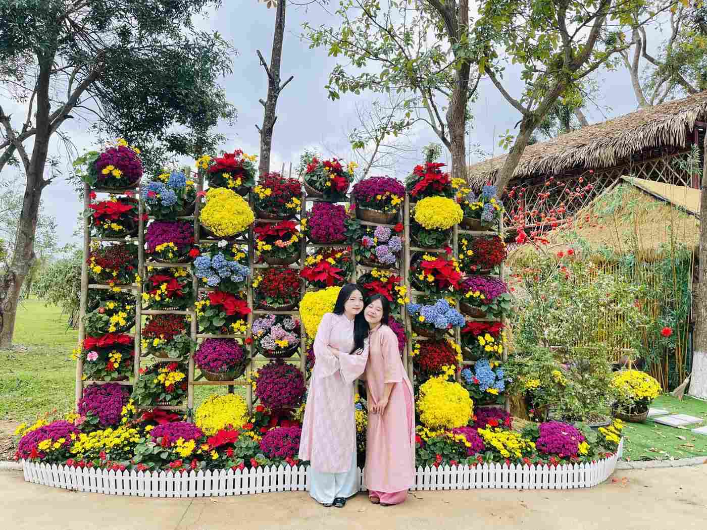 Ban quản lý Khu di tích quốc gia đặc biệt Kim Liên chuẩn bị các tiểu cảnh rực rỡ sắc xuân, tạo điểm nhấn cho không gian tham quan dịp đầu năm mới. Ảnh: Ngọc Anh