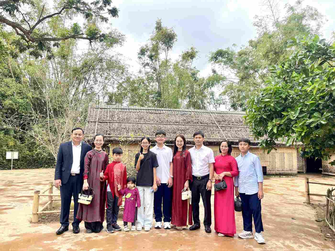 Một gia đình du khách chụp ảnh lưu niệm tại Khu di tích quốc gia đặc biệt Kim Liên trong dịp đầu Xuân, lưu giữ khoảnh khắc thiêng liêng khi về với quê Bác. Ảnh: Ngọc Anh 