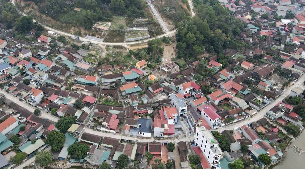 Trải qua thăng trầm của lịch sử, làng cổ Tiên Hòa vẫn giữ được nhiều kiến trúc, ngôi nhà cổ với mái ngói rêu phong. Ảnh. Quách Du