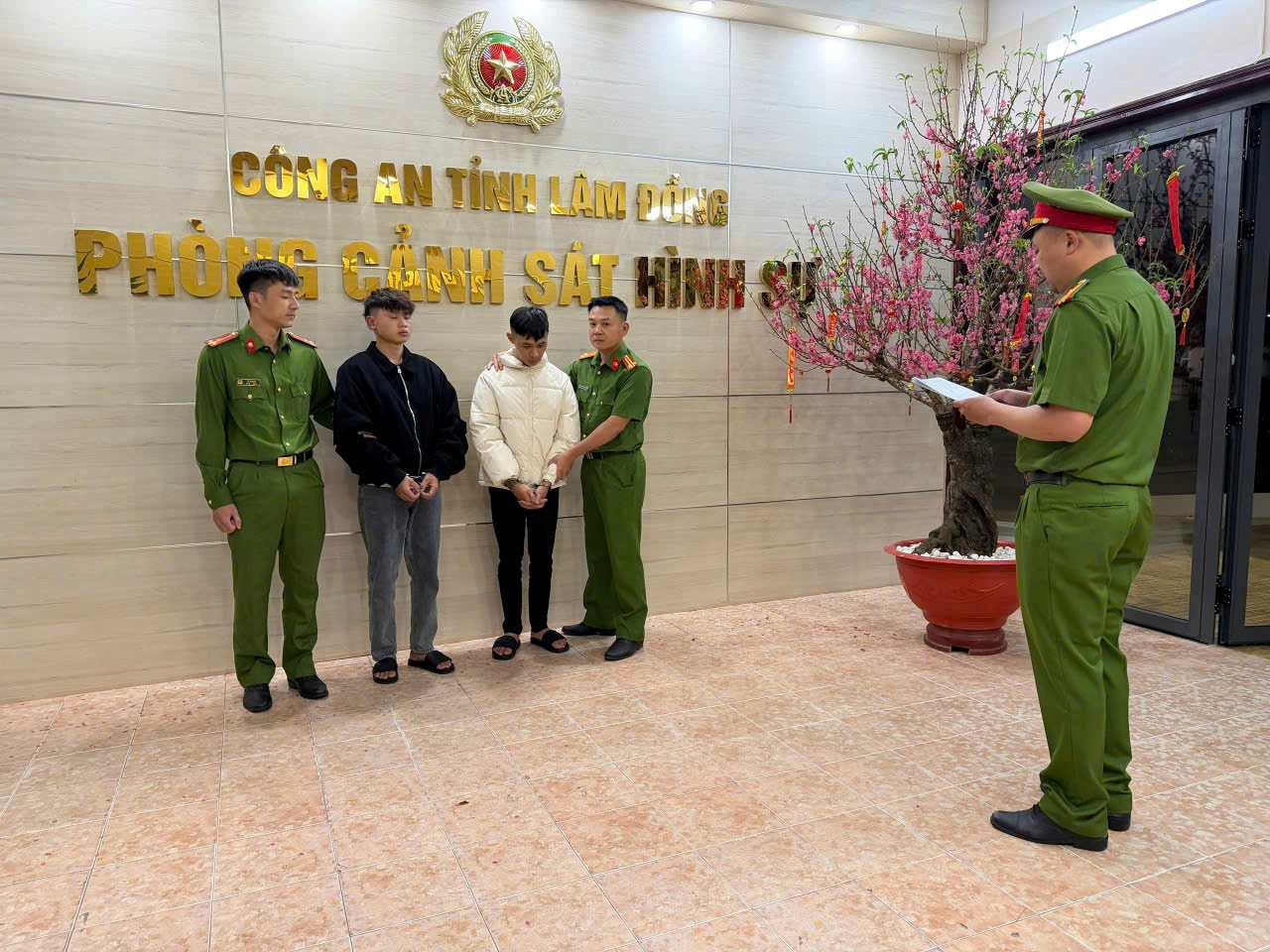 Cảnh sát hình sự Công an tỉnh Lâm Đồng nhanh chóng bắt giữ 2 đối tượng gây ra vụ cướp giật tài sản ở tiệm vàng. Ảnh: Công an Lâm Đồng