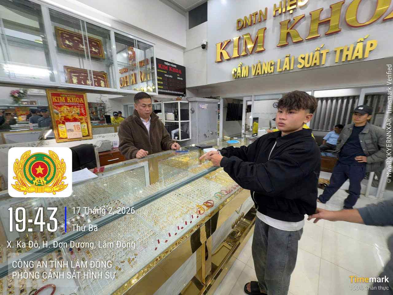 Hiện trường các đối tượng thực hiện vụ cướp giật tài sản. Ảnh: Công an Lâm Đồng