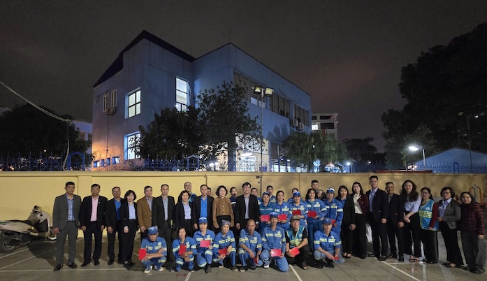Leaders of the Hanoi Labor Federation visit, encourage and wish Tet to union members and workers of Ba Dinh Enterprise, under Hanoi Urban Environment One Member Limited Liability Company on the evening of the 29th of Tet. Photo: Ngoc Anh