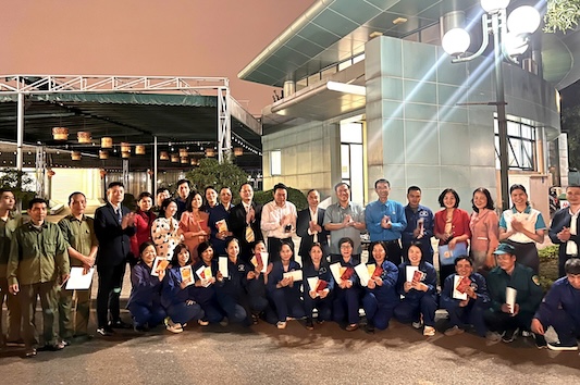 Lãnh đạo phường và lãnh đạo Công đoàn phường Xuân Đỉnh trực tiếp tặng quà cho người lao động làm việc dịp Tết Bính Ngọ. Ảnh: CĐP