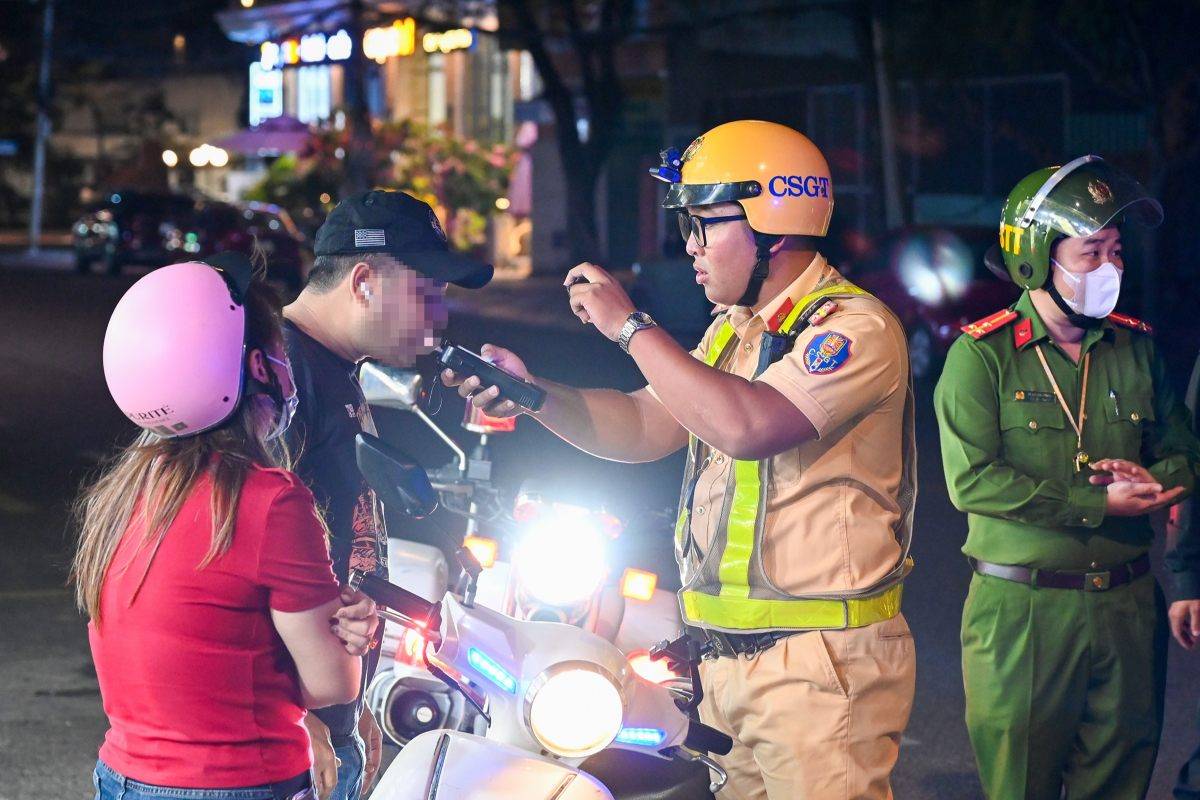 Người nước ngoài điều khiển xe máy không đội mũ bảo hiểm bị kiểm tra, phát hiện nồng độ cồn vượt mức kịch khung. Ảnh: Nam Thắng