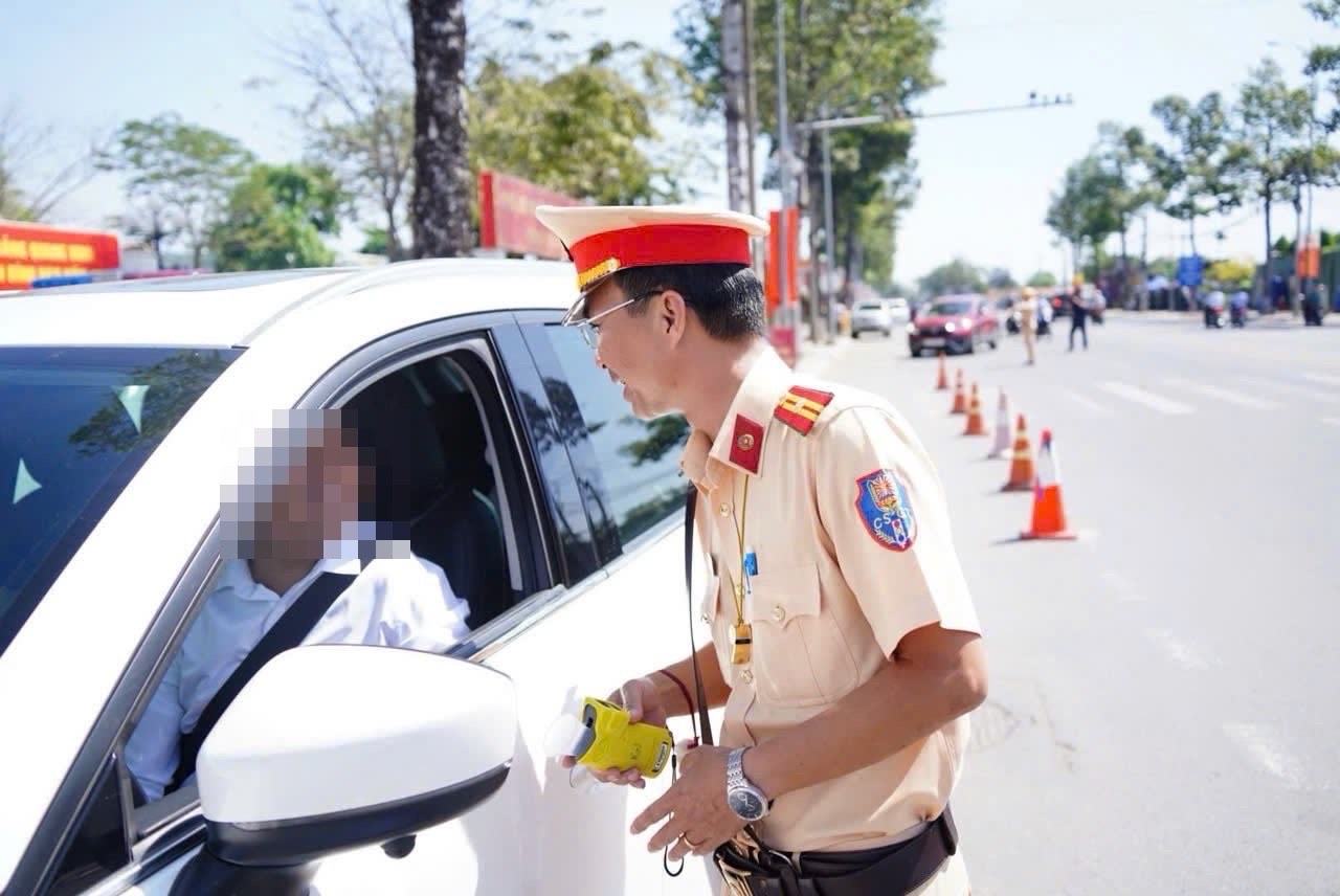 Đội CSGT đường bộ số 1 tuyên truyền nhắc nhở người tham gia giao thông “Đã uống rượu, bia thì không lái xe”. Ảnh: Công an tỉnh Đồng Nai