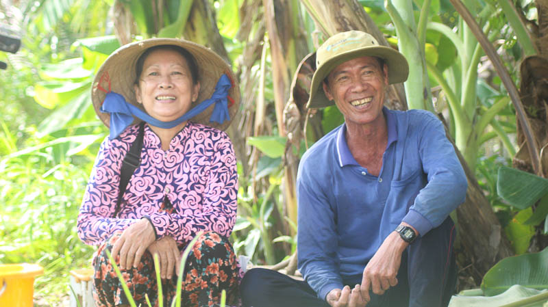 Bà Nguyễn Thị Hiệp cùng chồng ra đồng thăm đồng lúa OM18 hơn 70 ngày tuổi trong những ngày Tết. Ảnh: Phương Anh