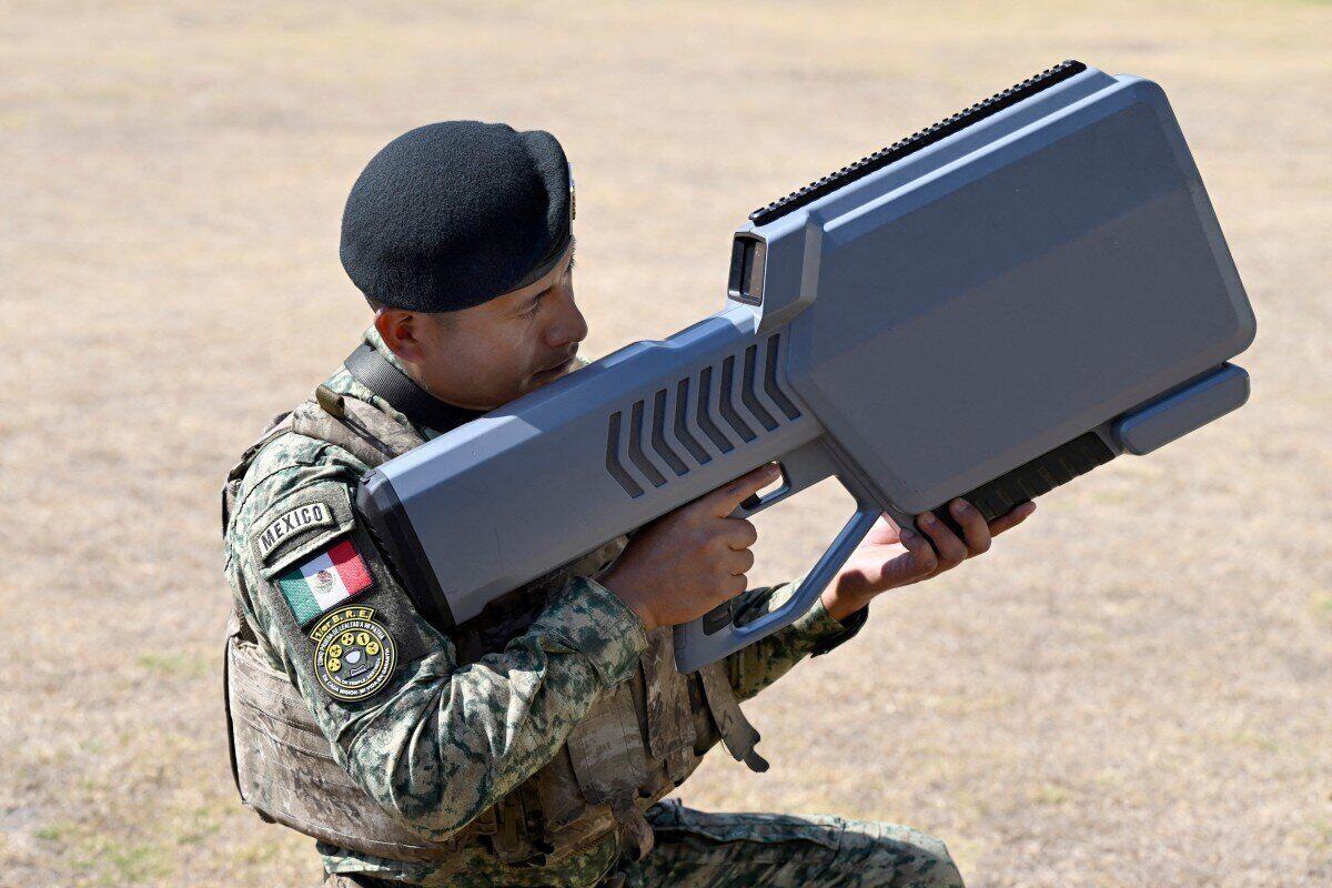 Mexican soldiers and personal anti-UAV guns. Photo: AFP