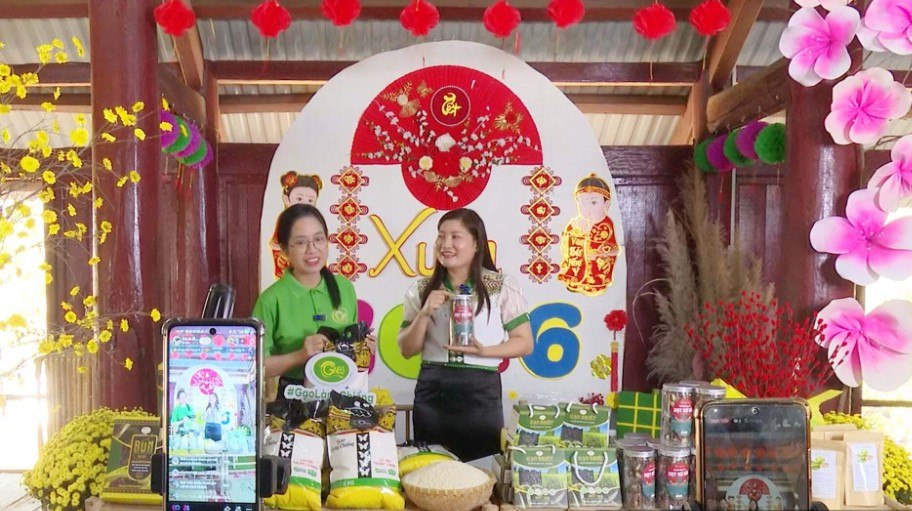 Sticky rice products of Chieng village, Ia Lop commune, Dak Lak province are brought by people to the digital market, livestreamed for online sale. Photo: Nguyen Cong