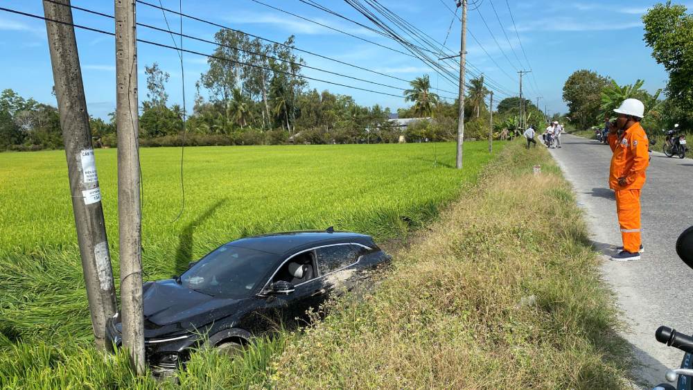 Điện lực tạm thời cúp điện khu vực xảy ra tai nạn để chờ xử lý. Ảnh: Nguyễn Nam